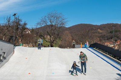 Die Bewohner der kroatischen Hauptstadt Zagreb können auch ohne Schnee Skifahren üben.