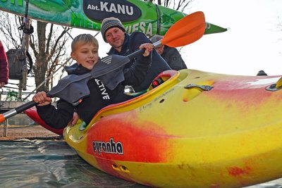 Zum Aktionstag in Niederwiesa legte sich Ben, ein Handballer aus Thalheim, schon einmal ins Kanu, beraten von Alexander Himpel vom Verein in Braunsdorf.