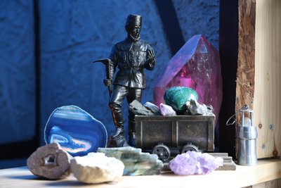 Edelsteine und andere Mineralien werden im Schuppen in Szene gesetzt.
