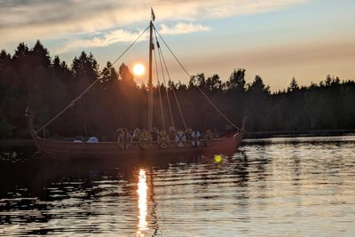 Sie haben zwar keinen Hafen, aber ein prächtiges Langschiff. Am Sonnabend wird Toron wieder auf dem Geyerschen Teich fahren. Auf dem Areal steigt ein Wikingerfest.