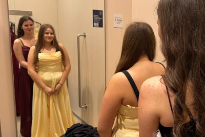 Mia Kaufmann hilft Laura Böhm, ein elegantes Abendkleid anzuprobieren. Die Mädchen von der Oberschule in Zwönitz haben dieses Jahr Jugendweihe und suchen dafür das perfekte Kleid.