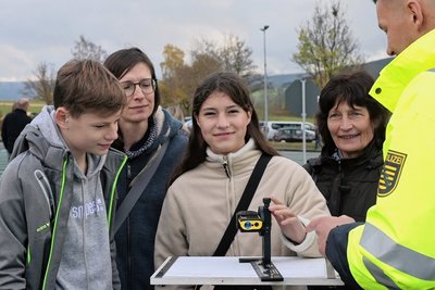 Marius Riedel, Sandra Werner, Marlene Riedel und Gudrun Werner (v.li.) lassen sich die modernen Möglichkeiten der Unfallaufnahme erklären. Gekommen waren sie, weil Marlene sich für einen Job bei der Polizei interessiert.  