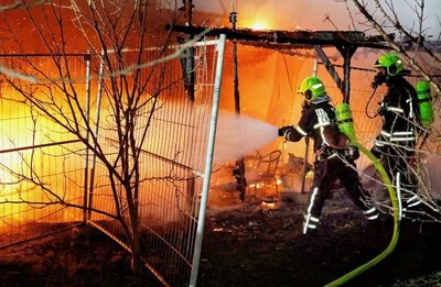 Auf dem Gelände eines Autohandels löschte die Feuerwehr einen Schuppenbrand. 