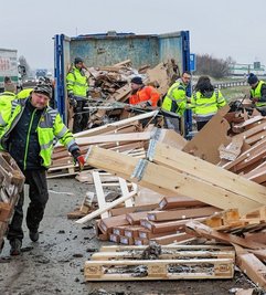 Die verlorene Ladung musste per Hand geborgen werden.