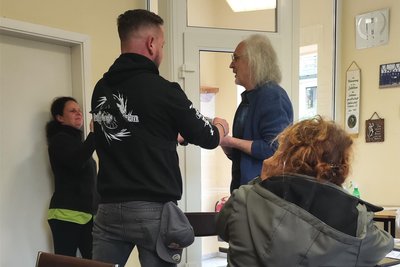 Ortsvorsteher Matthias Hillig (rechts) nahm die Spende entgegen.