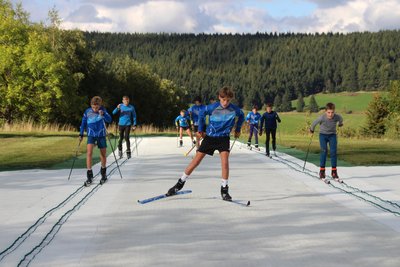 Ob Skating oder klassischer Stil: Der Sportnachwuchs aus Oberwiesenthal kann auf Matten von Mr. Snow beides trainieren.