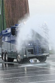 Großes Interesse findet auch der Wasserwerfer, dessen Möglichkeiten vorgeführt und erklärt werden.  