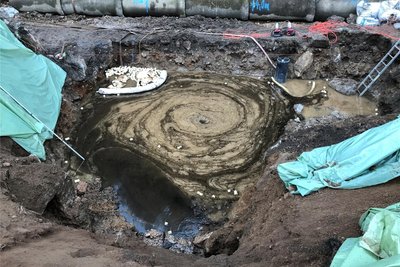 In die Baugrube ergoss sich das Wasser aus dem Betriebsgraben.