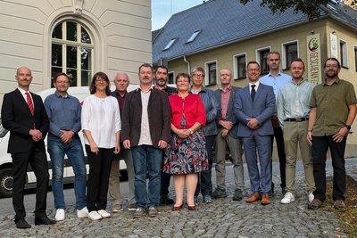 Der neue Scheibenberger Stadtrat von links nach rechts: Bürgermeister Michael Staib, Ulf Meyer, Christiane Zönnchen, Jörg Heiße, Thomas Fiedler, René Kretzschmar, Heike Flath, Sylke Adler, Kay Josiger, Alexander Armbrecht, Ralf Kretschmar, Robin Behnert und Ralf Bortné.