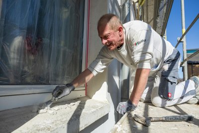 Die Blöcke an der Lindenstraße werden saniert. Firmen wie die Malerfirma Wolf aus Lengenfeld partizipieren von den Aufträgen. Ronny Petzold bereitet die Fensterflächen auf.