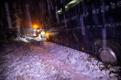 Einsatzkräfte haben einen Reisebus bei Oberwiesenthal am ersten Weihnachtsfeiertag aus einer misslichen Lage befreit.