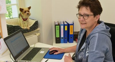 Schlossbetriebsmitarbeiterin Heike Opitz und Aaro, der Biewer Mini Yorkshire, teilen sich ein Büro im Schloss Lichtenwalde.