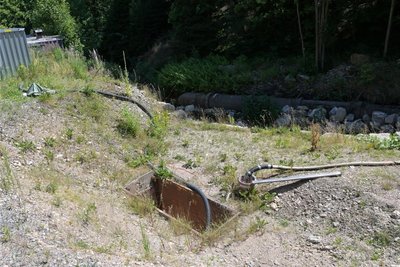Heute ruhen die Arbeiten am Dorfbach, eine sogenannte Wasserhaltung wurde gebaut.