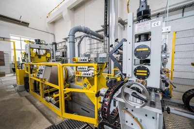 Die neueste Investition der Auerhammer Metallwerk GmbH ist eine Maschine, mit der sich superdünne Metallfolien äußerst präzise schneiden lassen.