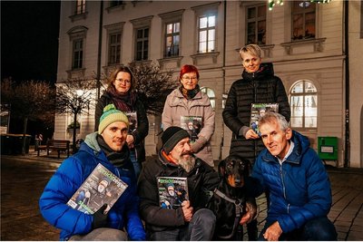 Stimmen gegen den Coronaprotest (v. l.): Alexander Nattke, Claudia Kallmeier, Robert Ruf, Elke Koch, Cornelia Skovgaard-Sörensen und Stefan Benkert von "Freiberg für alle" mit ihrem neuen Magazin. 