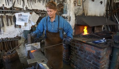 Beim Schmiedekurs in der Kunstschmiedewerkstatt von Thomas Koch in Burgstädt konnten die Landfrauen kürzlich selbst das heiße Eisen bearbeiten. Solche praktischen Bildungsangebote gehören genauso zum Programm wie Schulungen oder Onlinekurse. 