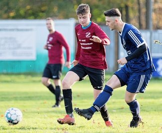 Der FSV Bau Weischlitz (Toni Bösnecker, links) und Wacker Plauen (Patrice Dörschel, rechts) teilten sich beim 1:1 am vergangenen Wochenende die Punkte. Nun hat Weischlitz Spitzenreiter VfB Lengenfeld zu Gast, während Wacker zum Verfolgerduell beim VfB Großfriesen antritt.