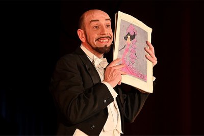 Marcelino führte mit Charme und Witz durch den Abend.