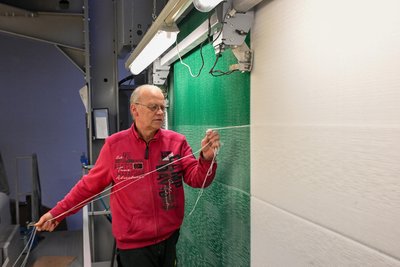 Web-Meister Mario Thümer kontrolliert an der Webmaschine die Qualität der Matten von Mr. Snow.
