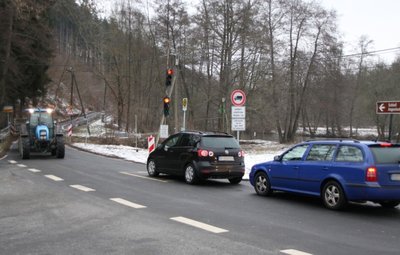 Seit Jahren ist der Abschnitt der Bundesstraße 180 zwischen Erdmannsdorf und Kunnersdorf nur einspurig befahrbar. Außerdem dürfen den Engpass nur Landwirtschaftsfahrzeuge nutzen.