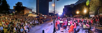 Rund 200 Musiker aus mehreren Ländern Europas führen Beethovens 9. Sinfonie vor dem Chemnitzer "Nischel" auf. 