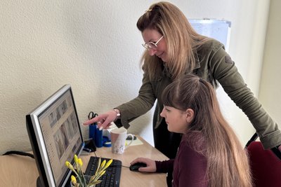 Anja Kaufmann sucht mit ihrer Tochter Jasmina von Anfang an online.