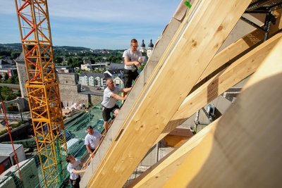 Zimmerer im Frühsommer bei ihrer Arbeit: Das steile Dach der BA stellt an sie höchste Anforderungen.
