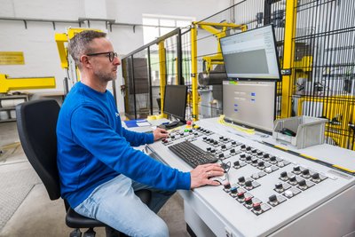 Meister Ronny Hiemisch bedient die neue Anlage im Auerhammer Metallwerk.
