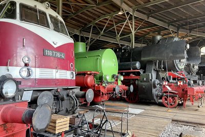 Blick ins Eisenbahnmuseum Schwarzenberg, wo Schienenfahrzeuge verschiedenster Bauarten auf die Besucher warten.