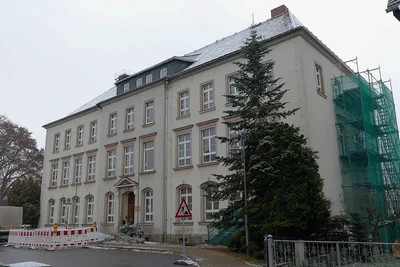 Das Schulgebäude wurde ursprünglich 1888 errichtet. Gegen Kriegsende 1945 brannte es ab, wurde wieder aufgebaut.