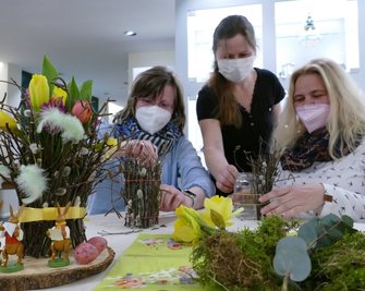 Unter Anleitung der Floristin Susan Schellenberg (Mitte) wird während der Kreativabende Dekoration für die Osterzeit gebastelt. 