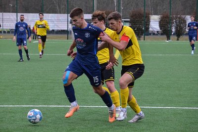 Louis Meyer (l.) und die Marienberger Fußballer haderten beim Spitzenreiter aus Plauen (mit Tom Ronny Fischer, r.) mit dem Unparteiischen, der mit strittigen Entscheidungen für Kopfschütteln sorgte.