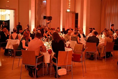 Die Gäste genossen die Varieté-Show im Stile der 1920er Jahre und ein hochwertiges 5-Gänge-Dinner.