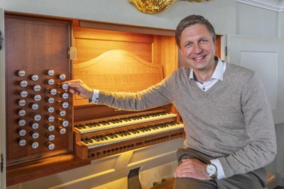 Organist Christian Gläser kann wieder zufrieden lachen, denn die Eule-Orgel in der Schwarzenberger St.-Georgen-Kirche ist nun wieder voll einsatzfähig.