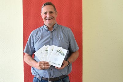 Bürgermeister Sven Köpp freut sich, dass mit der Festschrift wieder ein Meilenstein der jahrelangen Vorbereitung auf das Ortsjubiläum erreicht wurde.