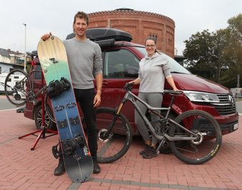 Auf Durchreise in der Geburtsstadt Zwickau: Jens Pippig und seine Freundin Stephanie Schneider mit ihrem VW California Campingbus, Bikes und Splitboard auf dem Parkplatz vor dem Alten Gasometer. 