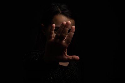 Das zweijährige Kind erlitt Prellungen und einen Schock.