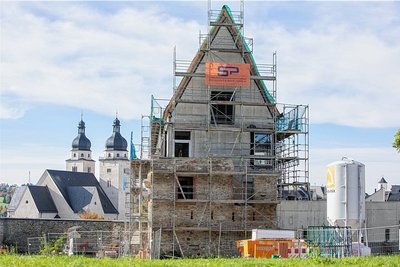Mehr als 60 Fenster und Türen verschiedenster Größen werden zurzeit im künftigen Mehrzweckgebäude der Berufsakademie Plauen installiert. Der Neubau ist direkt hinter der historischen Außenmauer errichtet worden.