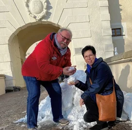 Petra Fiedler und Frank-Peter Barth freuen sich über den kleinen Schneeberg vorm Schloss Freudenstein in Freiberg. 