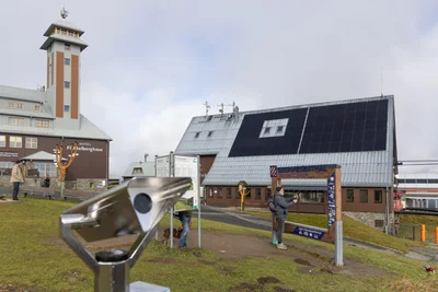 Der Olympiastützpunkt verzichtet zugunsten des neuen Spielgeräts auf den bei Touristen für Erinnerungsfotos beliebten Bilderrahmen. Ein ähnlicher Foto-Spot soll in dem großen „OTHAL“ Platz finden.