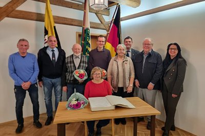 Die Geehrten: Gerald Trampel, Marco Pätz, Helmut Wehrmann, Daniel Klipphahn, Gisela Schoen, Dieter Friedrich (von links), vorn sitzend Sigrid Jentzsch. Falk Scherf fehlt auf dem Bild. Steffen Raab (3.v.re.) und Annett Wunderlich (re.) überbrachten Glückwünsche.