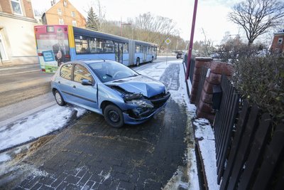 Dieser Peugeot fuhr an der Limbacher Straße gegen einen Baum.