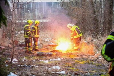 Die Feuerwehr konnte den Unrat außerhalb des Gebäudes auf dem Gelände des ehemaligen Betonplattenwerks Oelsnitz löschen.