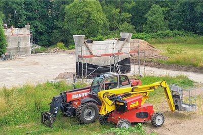 Die neuen Pfeiler sind für die Montage der neuen Elemente der Stegbrücke in Flöha vorberietet.