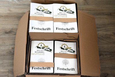Nach der Verteilung an alle Haushalte sind noch ein paar Exemplare der Festschrift für besondere Zwecke übrig.