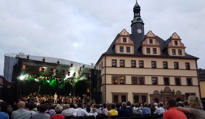 Mehrere hundert Besucher verfolgten "Philharmonic Rock" auf dem Peniger Markt.