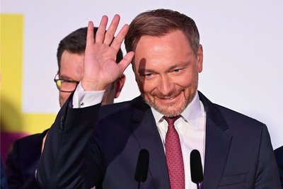 FDP-Chef Christian Lindner auf der Wahlpartei seiner zufriedenen Liberalen. 