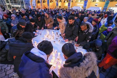 Kerzen für den Frieden bei der Abschlusskundgebung am 5. März auf dem Neumarkt. 