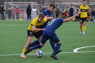 Clemens Otto (vorn) und Danny Gottschalk versuchen in dieser Szene, Plauens Luis Werrmann vom Ball zu trennen.
