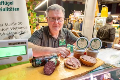 André Noack vom Hofgut Kaltenbach hat neben Wild auch viele Geflügelspezialitäten an seinem Stand.